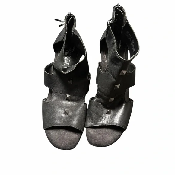 Aerosoles Heelrest Layette  Black Pyramid Stud 1.5” Wedge Sandals Size 8 M - Picture 3 of 5